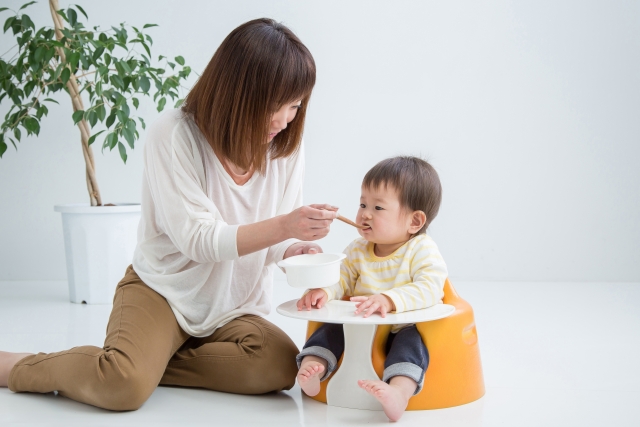 離乳食を食べる時、スプーンを持ちたがる赤ちゃん対策! 離乳食を食べる時、スプーンを持ちたがる赤ちゃん対策!