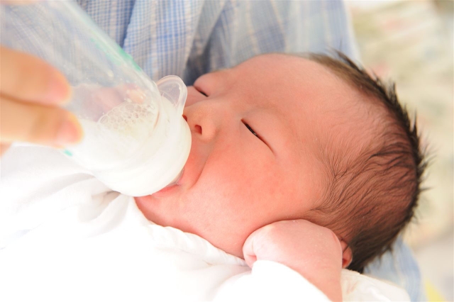 赤ちゃんがミルクをよく吐くのはなぜ？【生後6ヶ月頃】
